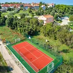 Apartment With Pool For 4 *
