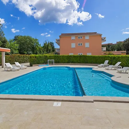Lägenhet With Pool For 4