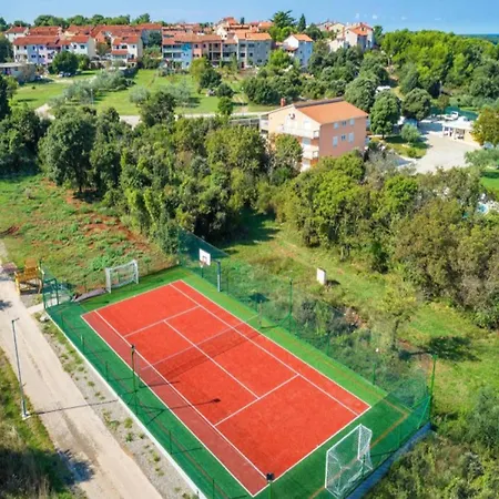 Apartament With Pool For 4 *
