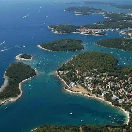Apartament With Pool For 4 *