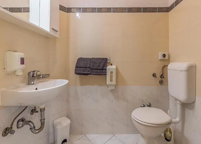 Apartment With Pool For 4 *