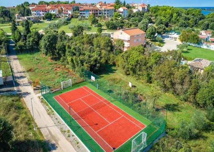 Apartment With Pool For 4 *
